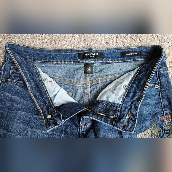 Nine West Women's Blue Jeans with Floral Embroidery, Size 4, Gramercy Skinny - Picture 3 of 3